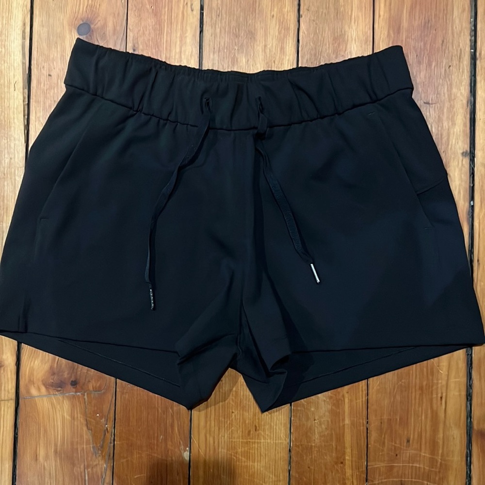 Lululemon On The Fly Mid-Rise Short 2.5” - Size 8